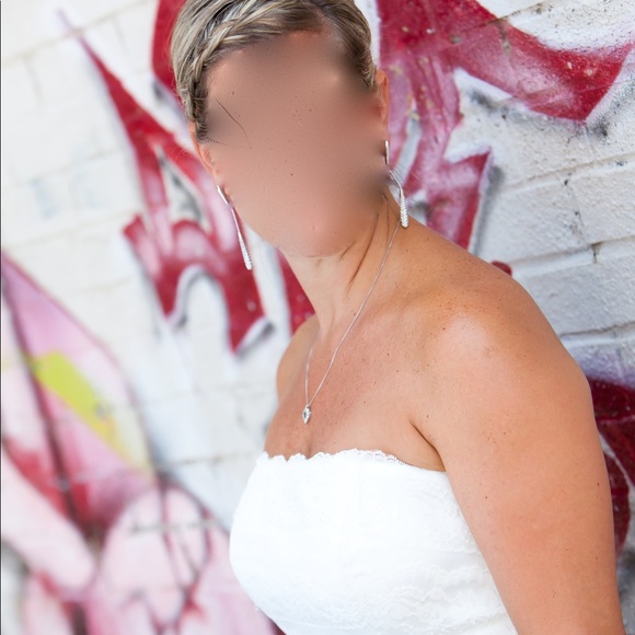 Light Weight Lace Wedding Gown - Picture 4 of 6